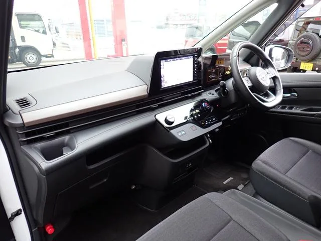 Nissan SERENA E-POWER HIGHWAY STAR V 2023 — миниатюра 3