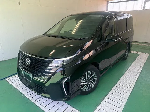Nissan SERENA E-POWER HIGHWAY STAR V 2023 — фото 1, купить с доставкой в Москву