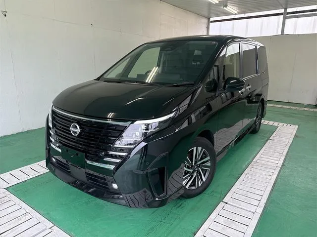 Nissan SERENA E-POWER HIGHWAY STAR V 2023 — фото 1, купить с доставкой в Москву