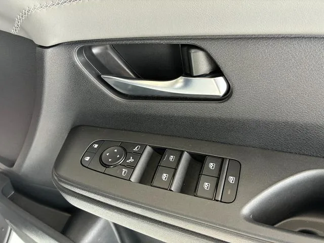 Nissan SERENA E-POWER LUXION 2024 — миниатюра 3