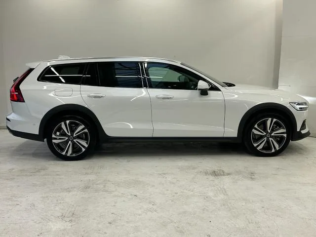 Volvo V60 CROSS COUNTRY ULTRA B5 AWD 2025 — миниатюра 2