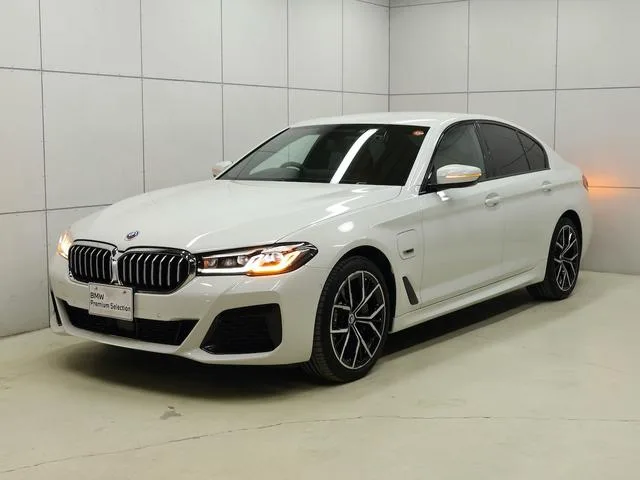 BMW 5 Series 530E M-SPORT 2023 — миниатюра 2