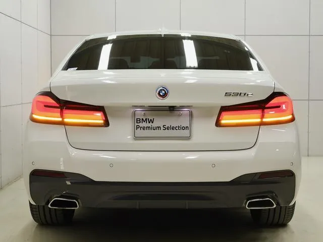 BMW 5 Series 530E M-SPORT 2023 — миниатюра 3