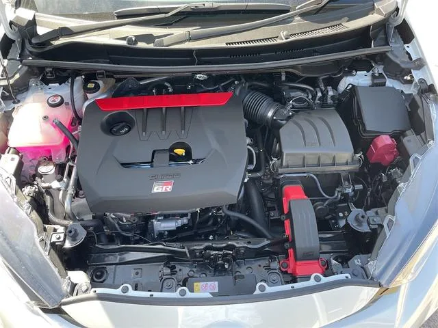 Toyota GR YARIS RZ HIGH PERFORMANCE 2025 — миниатюра 5