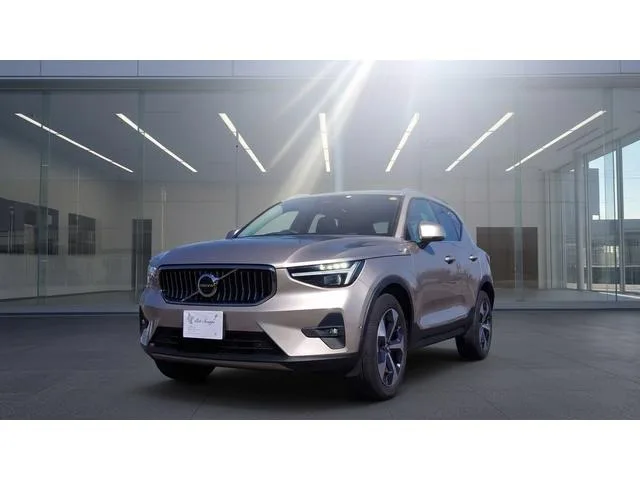 Volvo XC40 ULTIMATE B4 AWD 2023 — фото 1, купить с доставкой в Москву