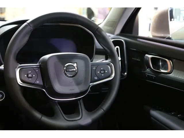 Volvo XC40 ULTIMATE B4 AWD 2023 — миниатюра 3