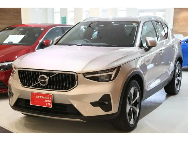 Volvo XC40 ULTIMATE B4 AWD 2023 — фото 1, купить с доставкой в Москву