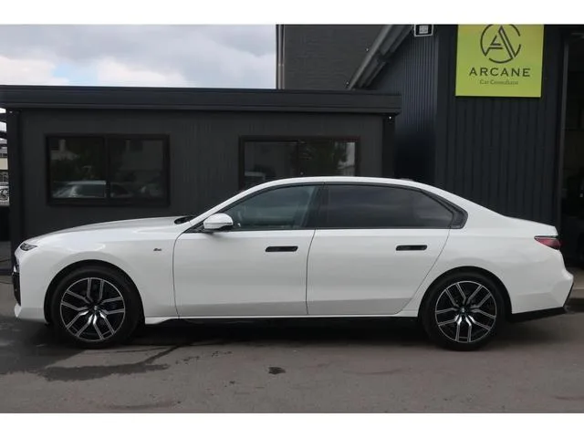 BMW 7 Series 740i M-SPORT 2024 — миниатюра 3