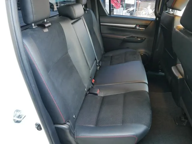 Toyota Hilux Z GR SPORT 2023 — миниатюра 5