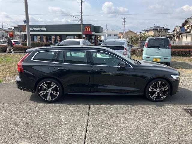 Volvo V60 B4 MOMENTUM 2022 — миниатюра 2