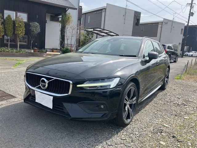 Volvo V60 B4 MOMENTUM 2022 — фото 1, купить с доставкой в Москву