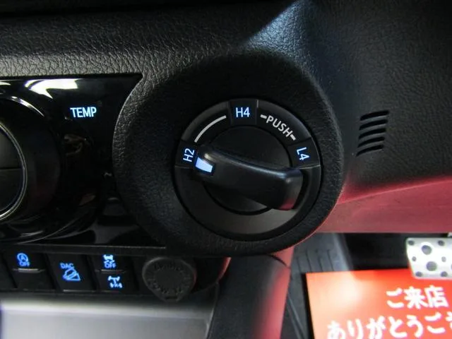 Toyota Hilux Z GR SPORT 2023 — миниатюра 4