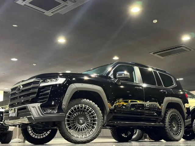 Toyota Land Cruiser ZX 2023 — фото 1, купить с доставкой в Москву