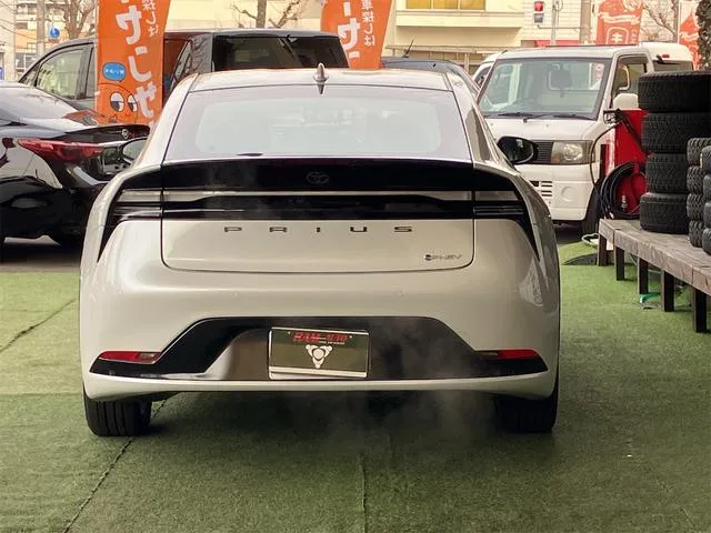 Toyota Prius Z 2024 — фото 1, купить с доставкой в Москву