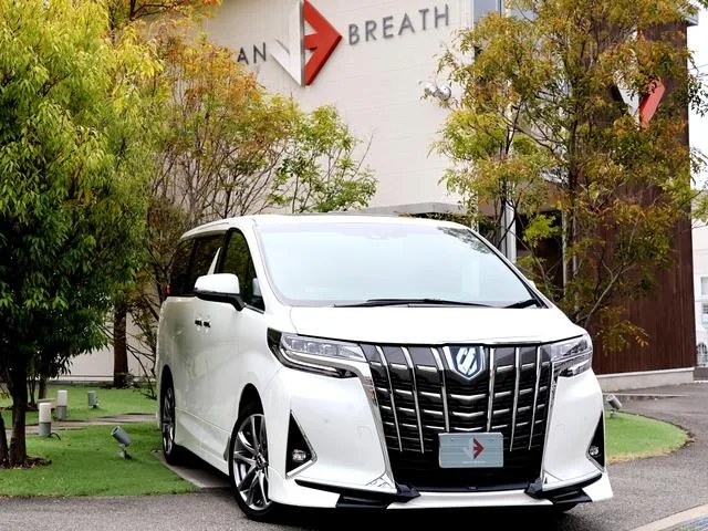 Toyota ALPHARD HYBRID EXECUTIVE LOUNGE 2023 — фото 1, купить с доставкой в Москву