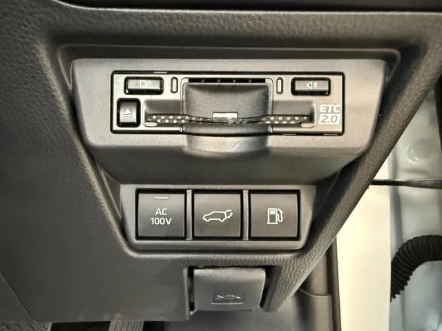 Toyota Prius Z 2023 — миниатюра 2