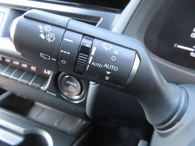 Lexus UX UX300H GRACEFUL EXPLORER 2025 — миниатюра 5
