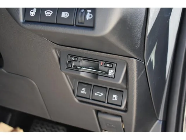 Toyota Prius Z 2024 — миниатюра 2