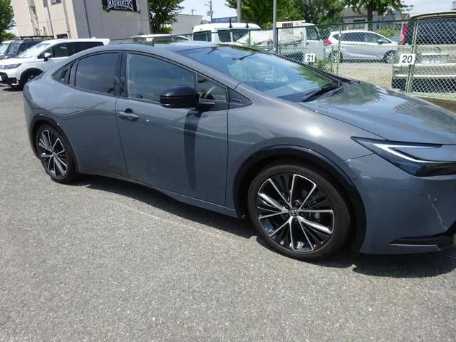 Toyota Prius Z 2023 — миниатюра 2