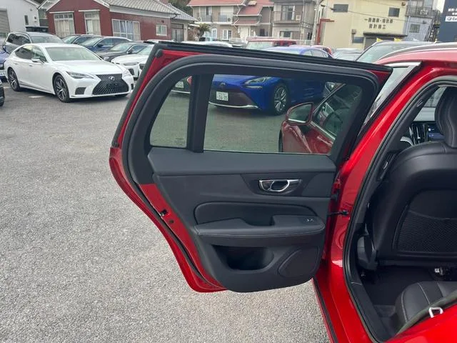 Volvo V60 ULTIMATE B4 2023 — миниатюра 2