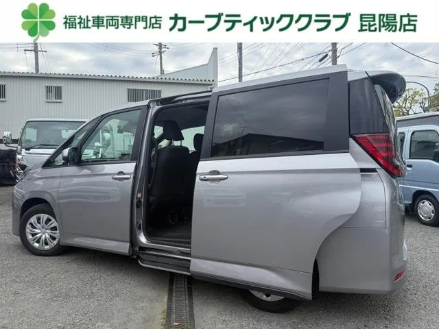 Toyota NOAH HYBRID X 2022 — фото 1, купить с доставкой в Москву