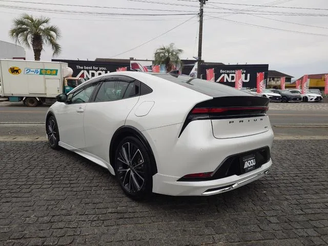 Toyota Prius Z 2023 — миниатюра 2