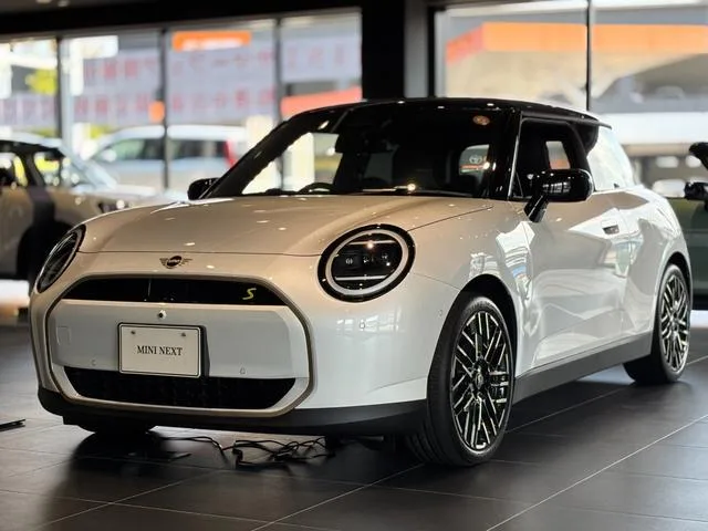 MINI MINI COOPER SE FAVOURED TRIM 2024 — фото 1, купить с доставкой в Москву