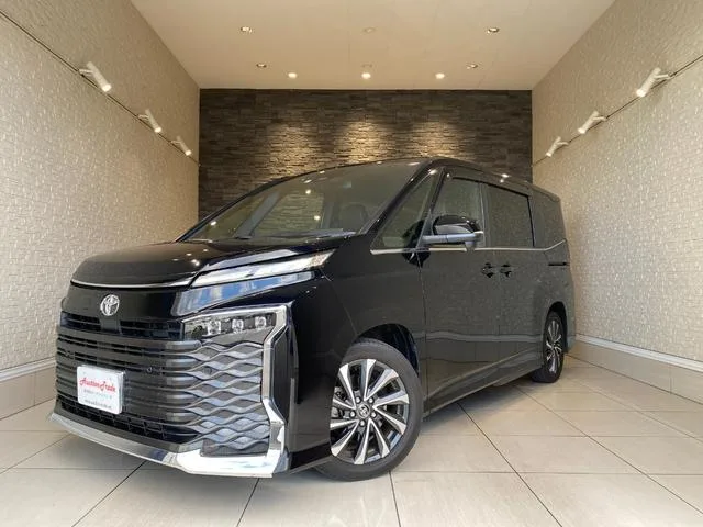 Toyota VOXY S-Z 2023 — фото 1, купить с доставкой в Москву