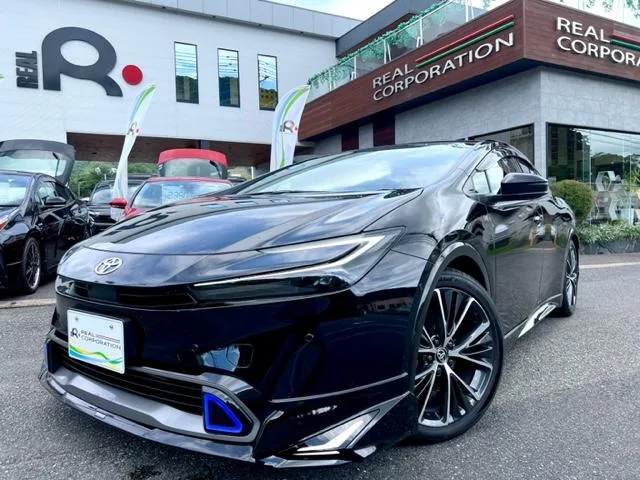 Toyota Prius Z 2023 — фото 1, купить с доставкой в Москву