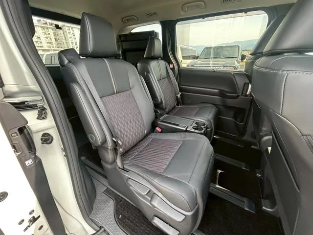 Toyota NOAH HYBRID Z 2022 — миниатюра 3