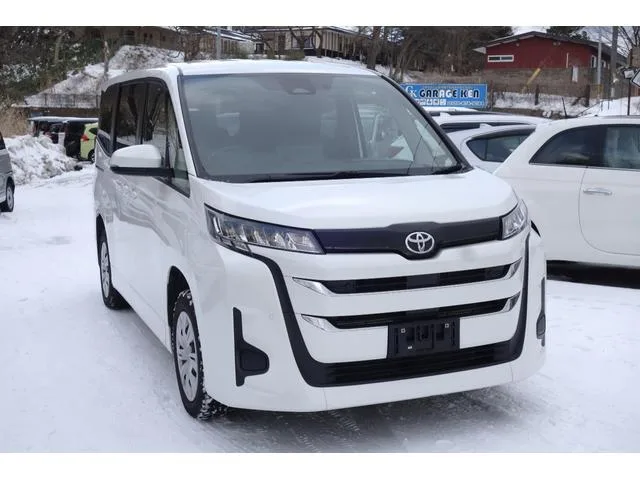 Toyota NOAH X 2022 — фото 1, купить с доставкой в Москву
