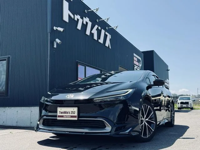 Toyota Prius Z 2023 — фото 1, купить с доставкой в Москву