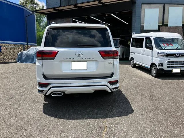 Toyota Land Cruiser ZX 2023 — фото 1, купить с доставкой в Москву