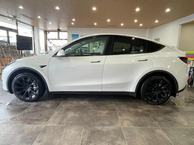 Tesla Model Y RWD 2023 — миниатюра 3