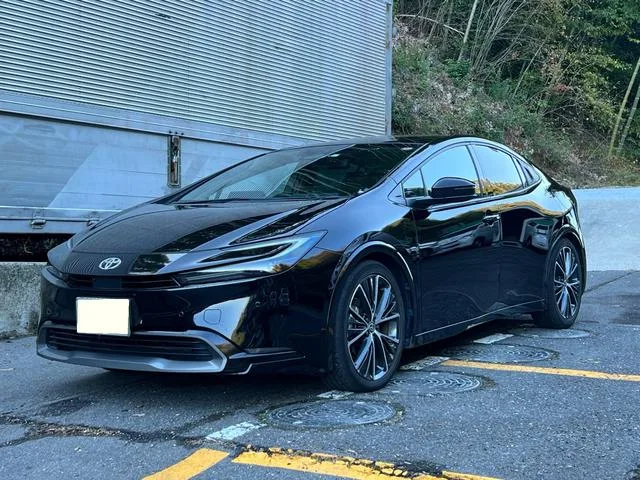 Toyota Prius Z 2023 — фото 1, купить с доставкой в Москву
