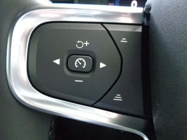 Volvo XC40 ULTRA B4 AWD DARK EDITION 2024 — миниатюра 4