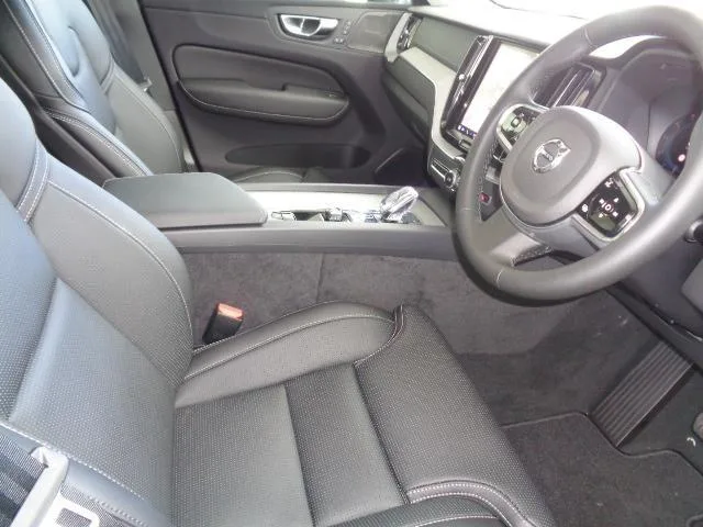 Volvo XC60 ULTRA B5 AWD DARK EDITION 2025 — миниатюра 2