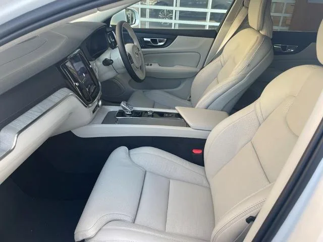 Volvo V60 ULTRA B4 2025 — миниатюра 2