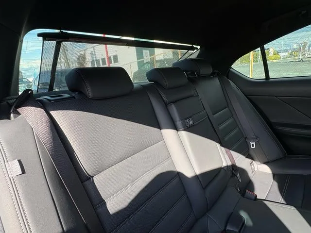 Lexus IS IS300H VERSION L 2023 — миниатюра 4