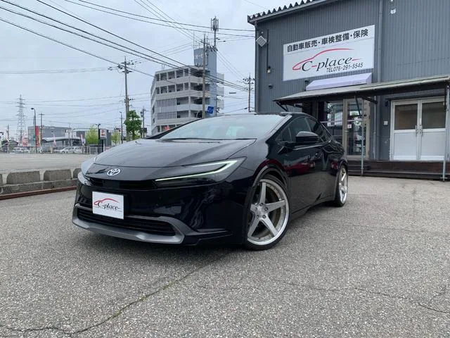 Toyota Prius Z 2023 — фото 1, купить с доставкой в Москву