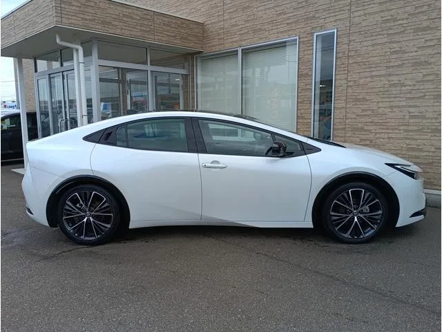 Toyota Prius Z 2023 — миниатюра 2