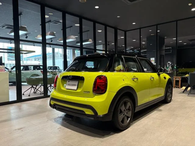 MINI MINI COOPER PREMIUM PLUS PACKAGE CLASSIC TRIM 2023 — миниатюра 2