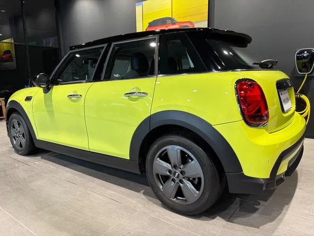MINI MINI COOPER PREMIUM PLUS PACKAGE CLASSIC TRIM 2023 — миниатюра 3