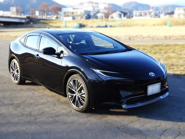 Toyota Prius Z 2023 — фото 1, купить с доставкой в Москву