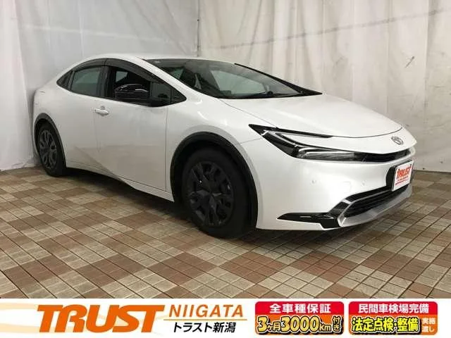 Toyota Prius Z 2023 — фото 1, купить с доставкой в Москву