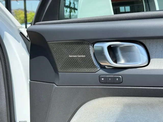 Volvo XC40 ULTIMATE B4 AWD 2024 — миниатюра 5