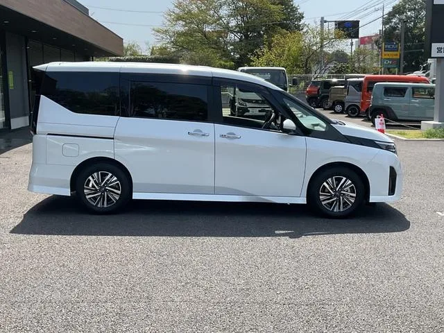 Nissan SERENA E-POWER HIGHWAY STAR V 2023 — миниатюра 2