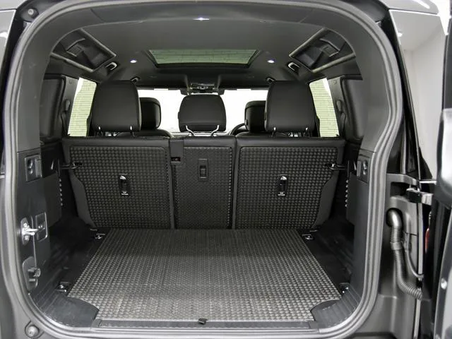 Land Rover Defender URBAN BEAT EDITION 2025 — миниатюра 5
