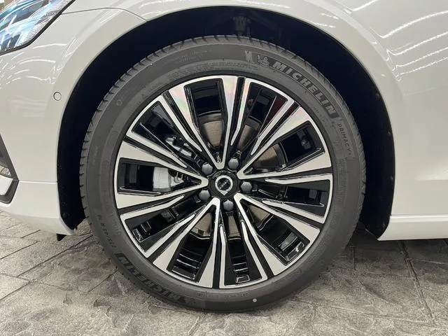 Volvo V60 ULTRA B4 2025 — миниатюра 2