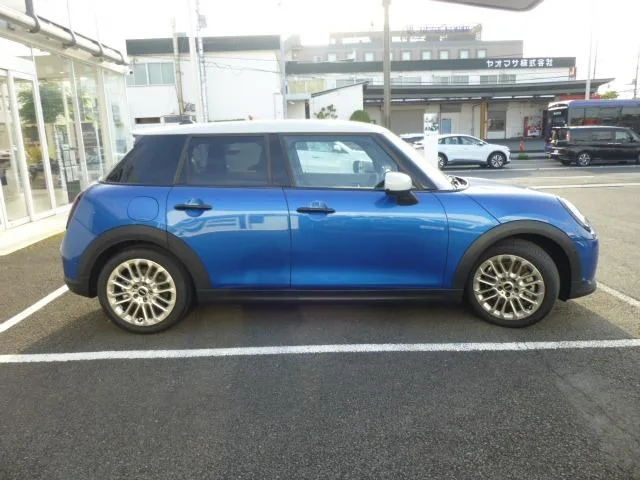 MINI MINI COOPER S FAVOURED TRIM 2026 — миниатюра 2